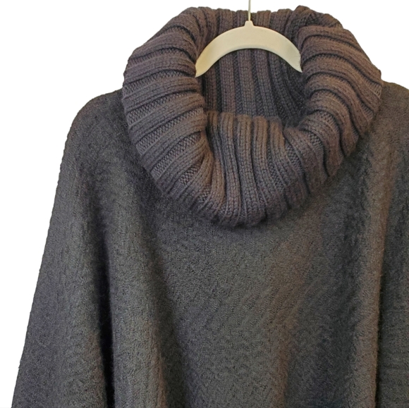 AUTHENTIC DOLCE & GABBANA Blk Wool Poncho w/ Sleeves and Fringe Sz 6 (42 EU) - Picture 5 of 12